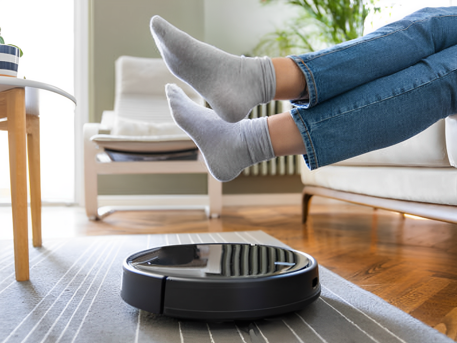 En smart robotdammsugare i arbete, navigerar smidigt runt möbler och rengör med precision