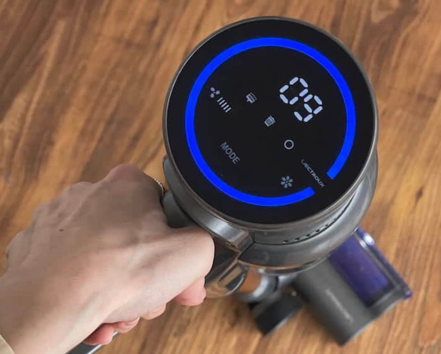 Touchdisplay på skaftdammsugare Liectroux i10 som visar batterinivå och sugkraft under användning