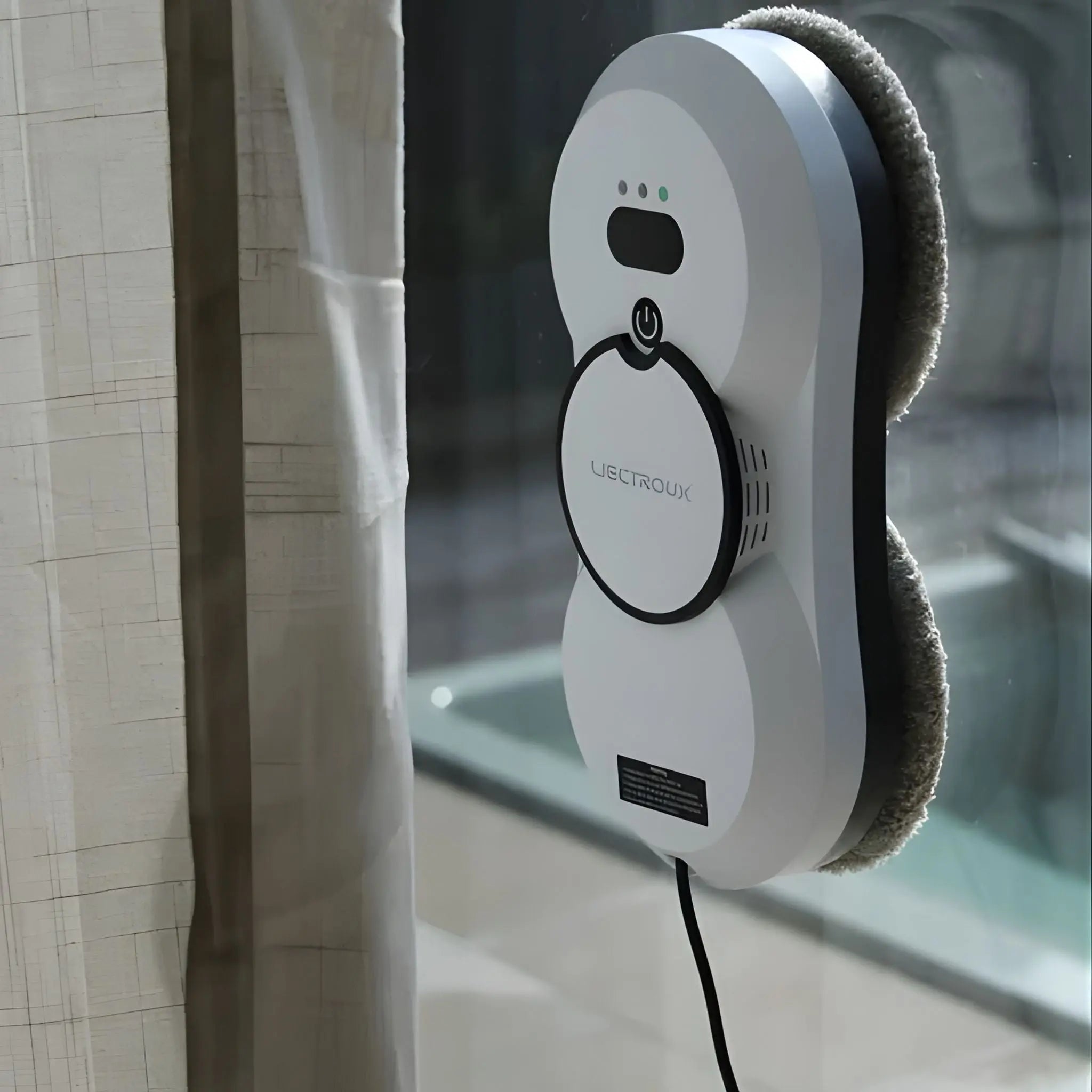 Fönsterputsrobot HCR-10 sedd i snett perspektiv under arbete på fönster, stabil sugkraft och exakt rörelsemönster.