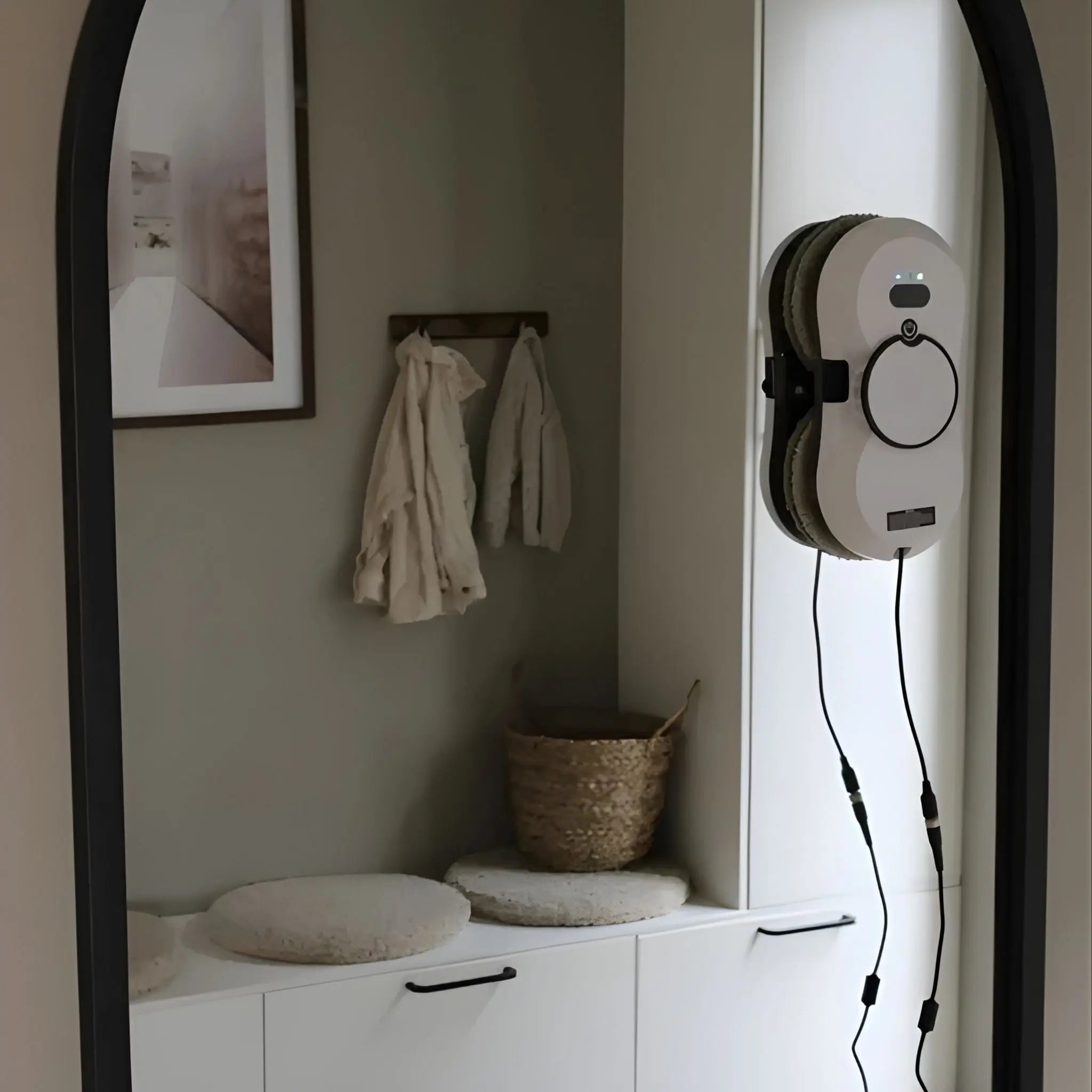 Fönsterputsrobot HCR-10 använd på spegel i modern interiör, effektiv rengöring av glas och släta ytor.