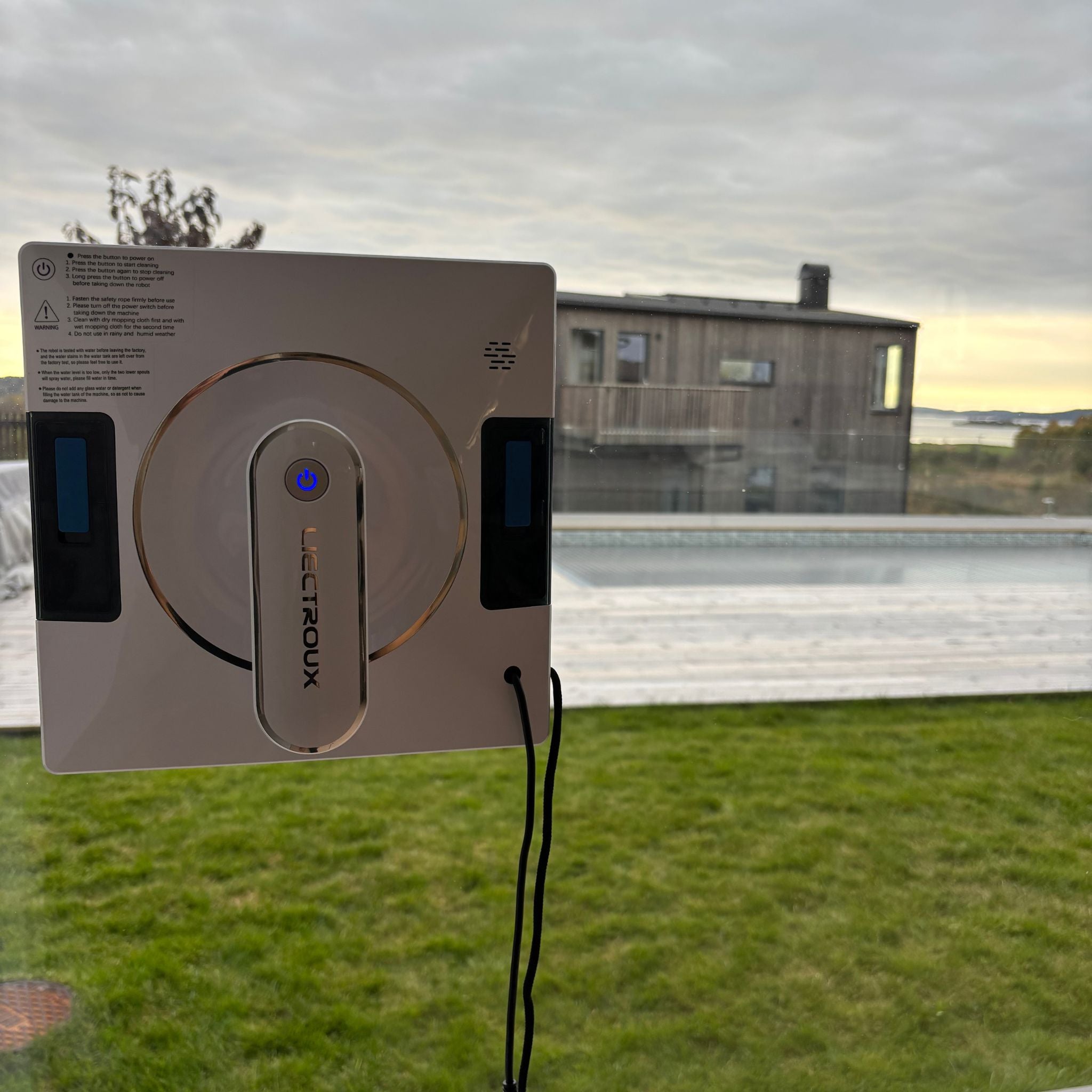 Fönsterputsrobot Liectroux YW509 i arbete på fönster, med starkt vakuum och säkerhetslina för automatisk fönsterrengöring.