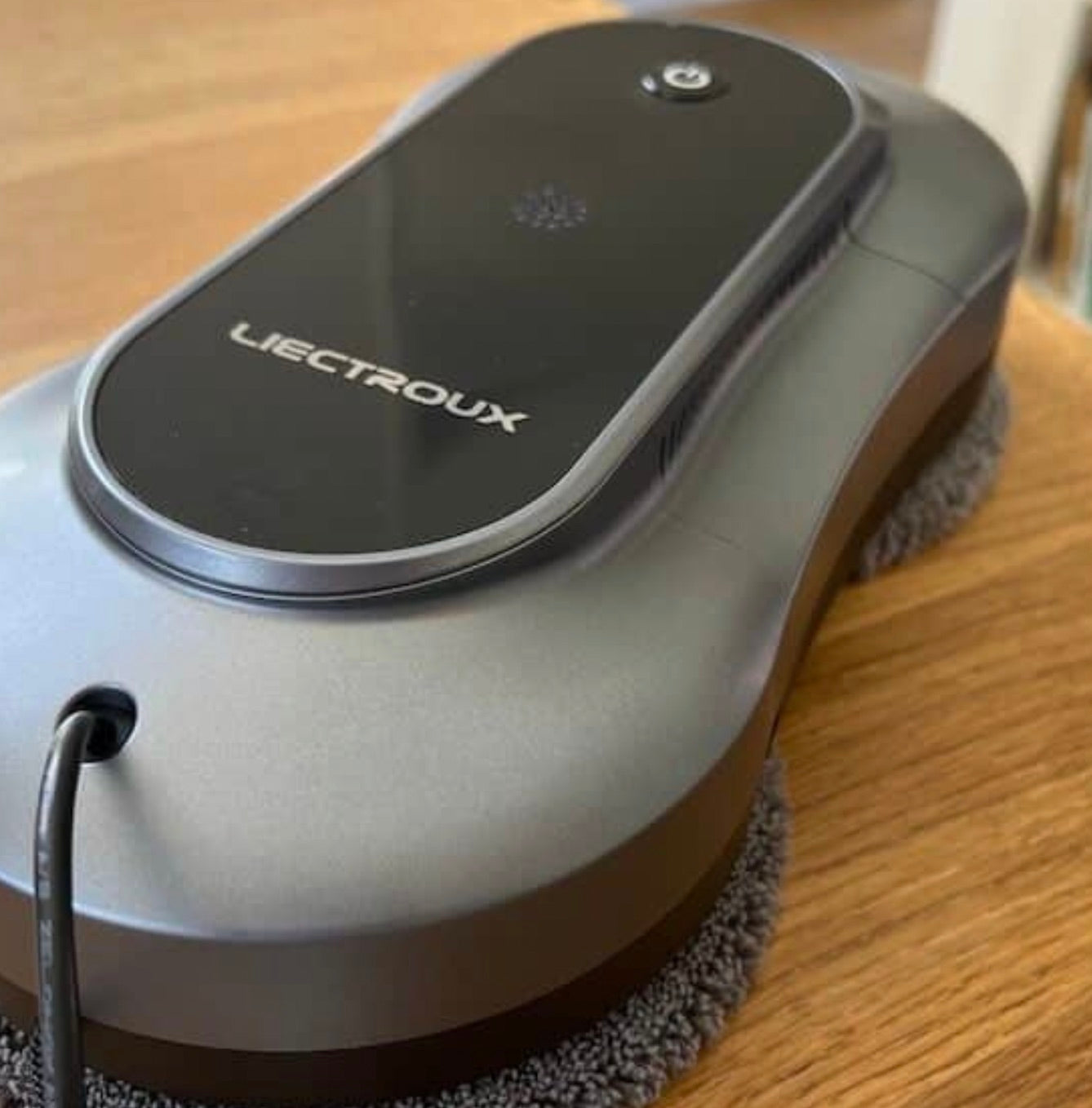 Fönsterputsrobot YW810 i närbild med strömknapp och stilren design, testad av Testproffs