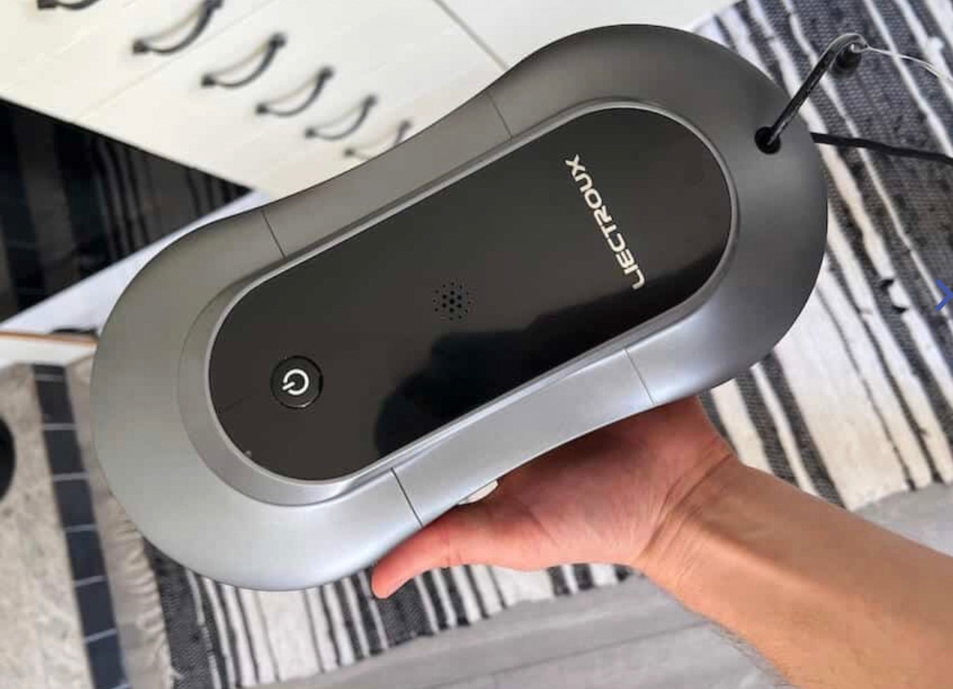 Fönsterputsrobot YW810 med strömknapp och säkerhetslina, kompakt design för enkel fönsterputsning