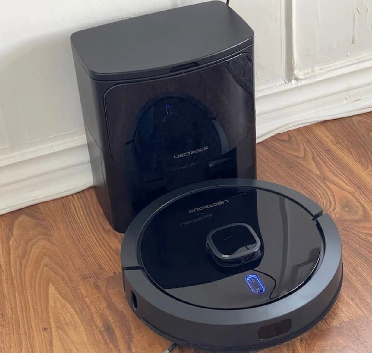 Robotdammsugare Liectroux G7 placerad vid sin kompakta dockningsstation.