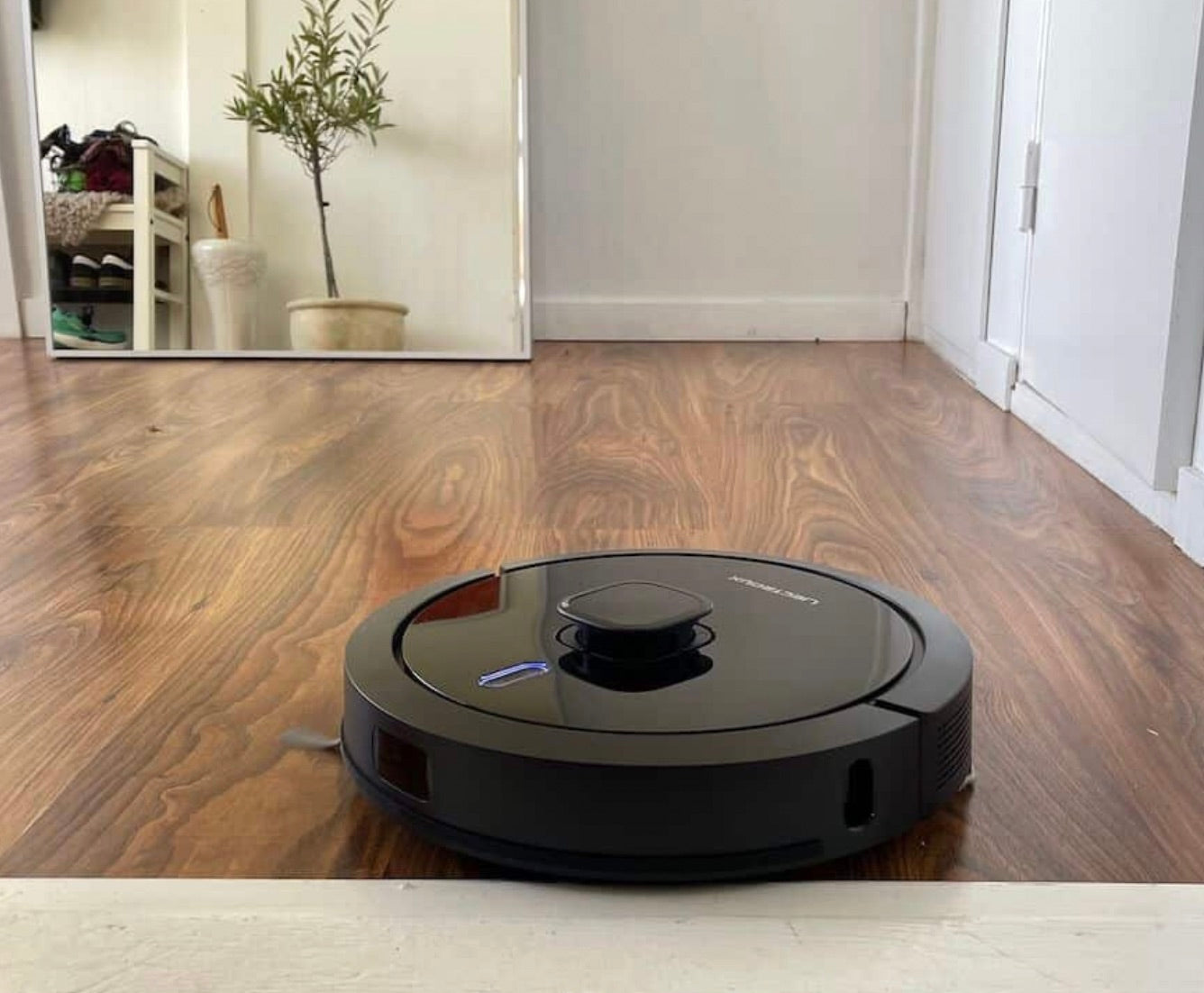 Liectroux G7 robotdammsugare som städar golv i vardagsrum med laserbaserad navigering