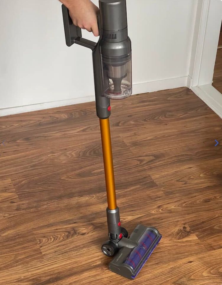 Skaftdammsugare Liectroux i10 i användning, trådlös dammsugare med motoriserat munstycke