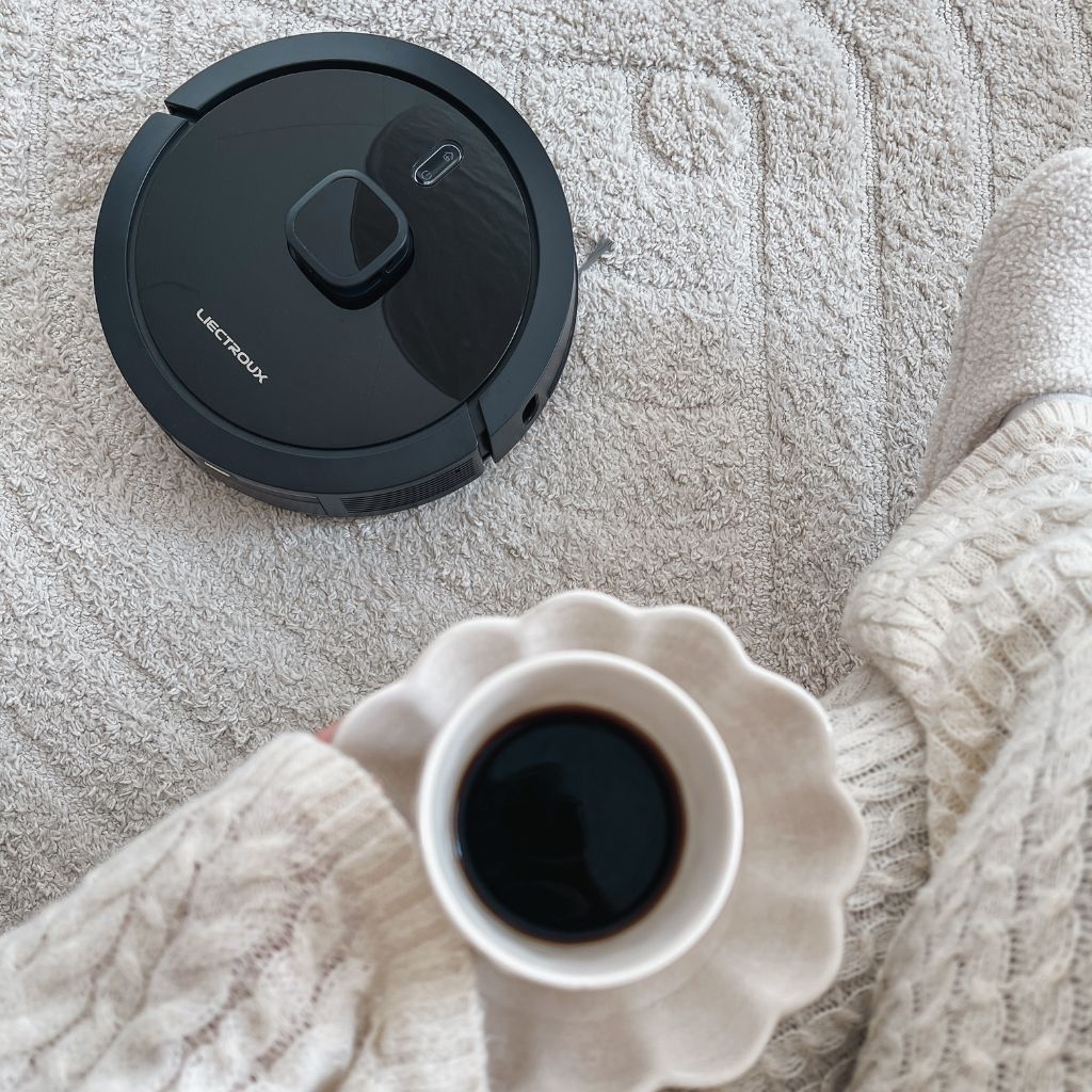 Robotdammsugare som dammsuger mattan under vårstädningen