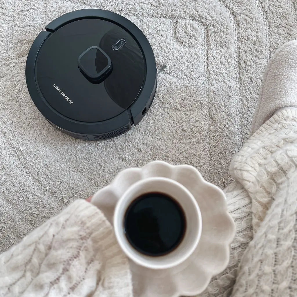 Robotdammsugare som dammsuger mattan under vårstädningen