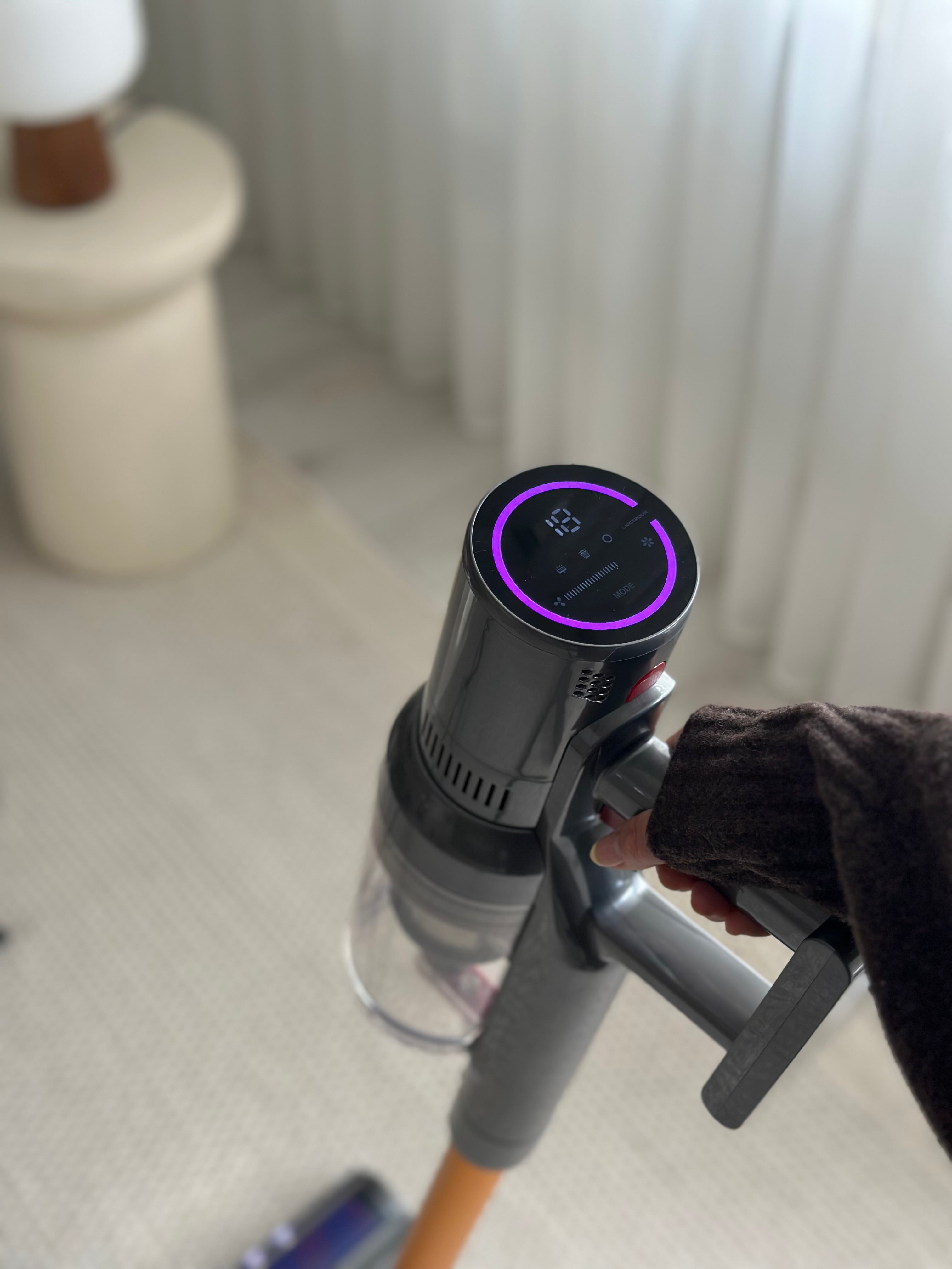 Skaftdammsugare som används för att dammsuga matta under vårstädningen