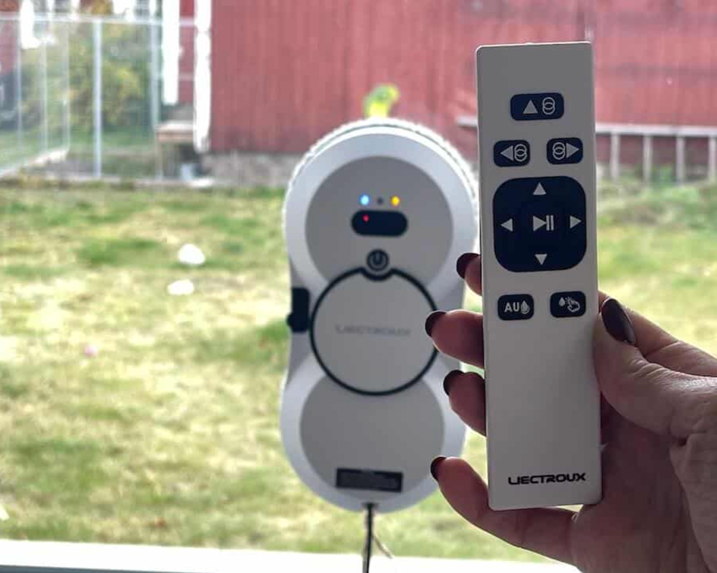 Fönsterputsrobot HCR-10 i drift på vertikalt fönster med starkt grepp och automatisk rengöring