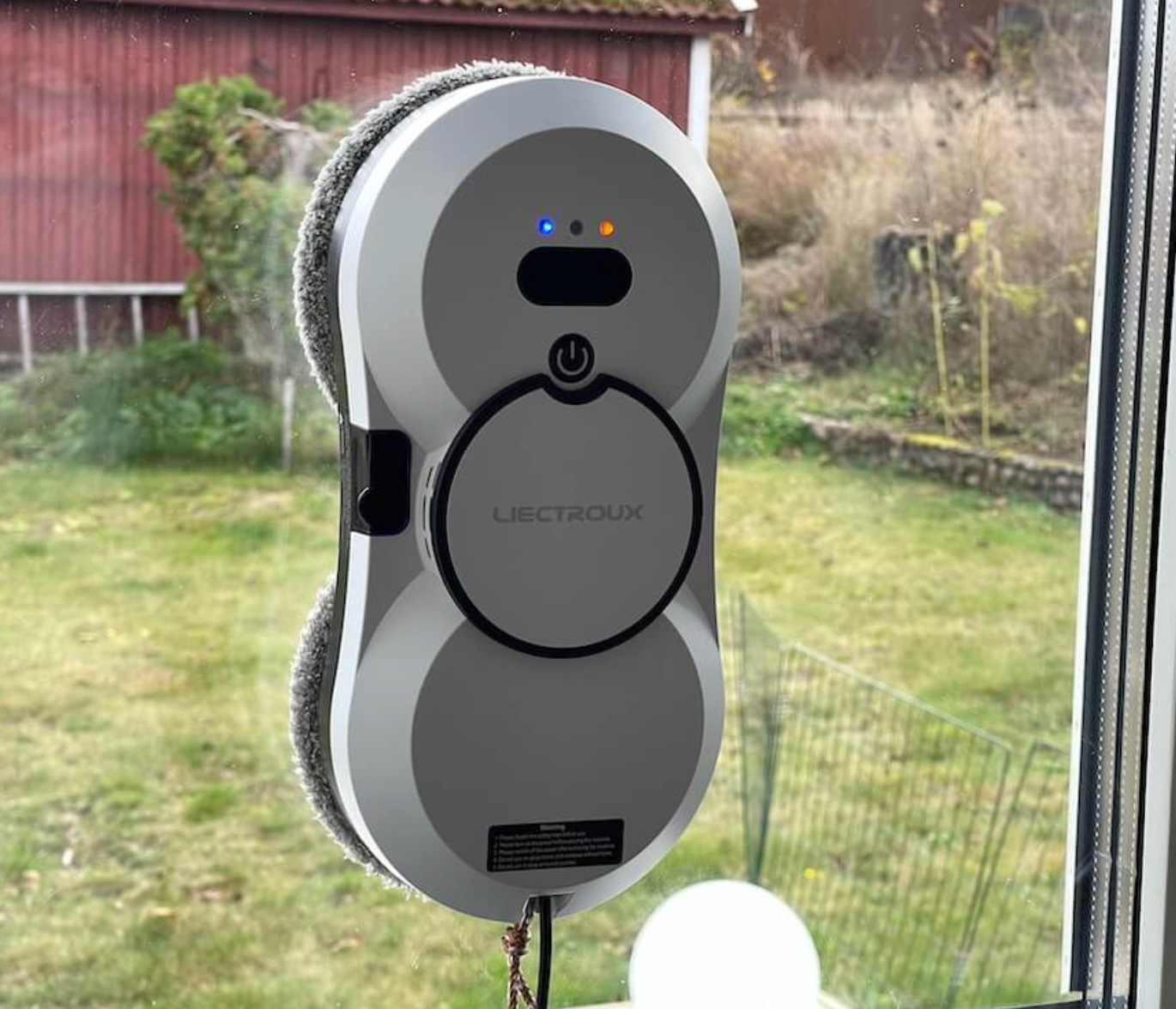 Fönsterputsrobot HCR-10 i drift på vertikalt fönster med starkt grepp och automatisk rengöring